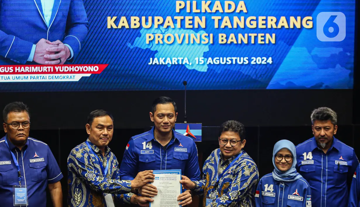Dewan Pimpinan Pusat (DPP) Partai Demokrat menyerahkan surat rekomendasi kepada 54 bakal calon bupati/wali kota dan bakal calon wakil bupati/wali kota untuk mengikuti Pilkada Serentak 2024. (Liputan6.com/Angga Yuniar)