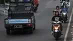 Pengendara motor nekat berlawan arah di kawasan Klender, Jakarta, Kamis (11/7/2019). Demi mempersingkat jarak tempuh dan menghindari kemacetan, para pengendara sepeda motor di kawasan ini nekat berlawan arah yang sesungguhnya dapat mengancam keselamatan. (merdeka.com/Iqbal S. Nugroho)