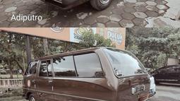 Mitsubishi Colt T120 lansiran Adi Putro yang menggunakan lampu belakang Mercy Tiger. (Source: id.pinterest.com)