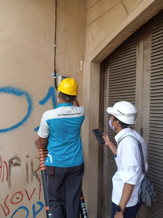PLN memberikan sambung baru listrik gratis kepada Ibu Eny dan Tiko yang tinggal di sebuah rumah tak terawat di Cakung, Jakarta Timur melalui program Light Up The Dream