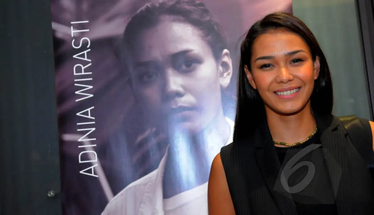Aktris Adinia Wirasti pada saat menghadiri penayangan perdana film Nyanyian Musim Hujan di Jakarta, Kamis (29/1). (Liputan6.com/Faisal R Syam)