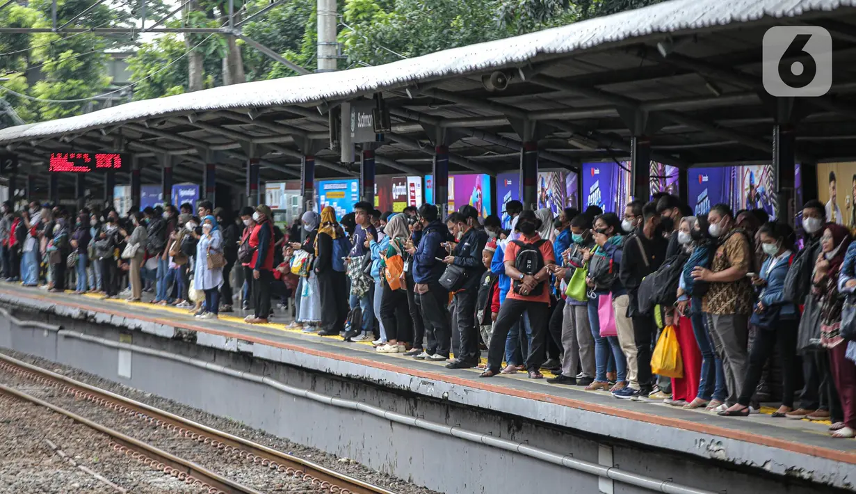 Penumpang menunggu rangkaian KRL di Stasiun KRL Commuter Line Sudirman, Jakarta, Jumat (30/12/2022). Sebelumnya, PT Kereta Commuter Indonesia (KCI) mengatakan, hingga saat ini, kenaikan tarif Commuter Line atau Kereta Rel Listrik (KRL) masih dalam pembahasan antara KCI dan pemerintah. (Liputan6.com/Faizal Fanani)