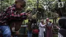 <p>Pengunjung melihat jerapah saat menikmati liburan hari kedua Idul Fitri 1443 H di Taman Margasatwa Ragunan, Jakarta, Selasa (3/5/2022). Dalam pengoperasiannya, pengunjung harus memahami sejumlah syarat dan ketentuan yang dikeluarkan oleh Taman Margasatwa Ragunan, salah satunya soal pembelian tiket. (Liputan6.com/Johan Tallo)</p>
