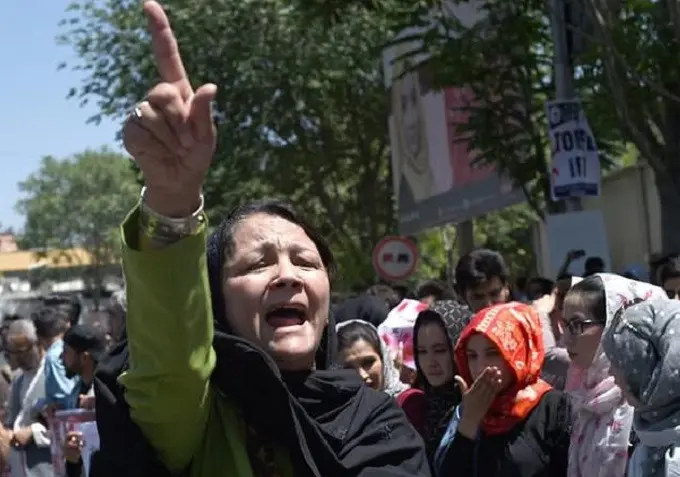 Pemrotes Afghanistan meneriakkan slogan-slogan anti-pemerintah dalam sebuah demonstrasi pada tanggal 2 Juni 2017 menyusul sebuah ledakan besar di Kabul (AFP)