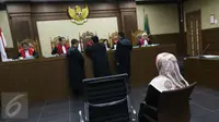 Mantan Gubernur Banten Ratu Atut Chosiyah saat menjalani sidang perdana di Pengadilan Tipikor, Jakarta, Rabu (8/3). Selain Atut, KPK juga telah menetapkan adik kandungnya, Tubagus Chaeri Wardana alias Wawan. (Liputan6.com/Helmi Afandi)