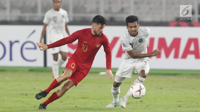 Pemain depan Timnas Indonesia, Stefano Lilipaly (kiri) berebut bola dengan pemain Timor Leste, Gumario Augusto pada penyisihan grup B Piala AFF 2018 di Stadion GBK, Jakarta, Selasa (13/11). Indonesia unggul 3-1. (Liputan6.com/Helmi Fithriansyah)