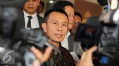 Ketua Komisi Yudisial, Suparman Marzuki saat ditanya wartawan usai menjalani pemeriksaan di Bareskrim Mabes Polri, Jakarta, Senin (27/7/2015). Suparman diperiksa terkait kasus pencemaran nama baik yang dilaporkan Hakim Sarpin. (Liputan6.com/Helmi Afandi)