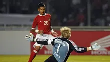 Striker Timnas Indonesia Bambang Pamungkas saat berhadapan dengan kiper Bayern Munchen Oliver Kahn pada laga persahabatan di Stadion Utama Gelora Bung Karno, Senayan, Jakarta (21/5/2008) (AFP)