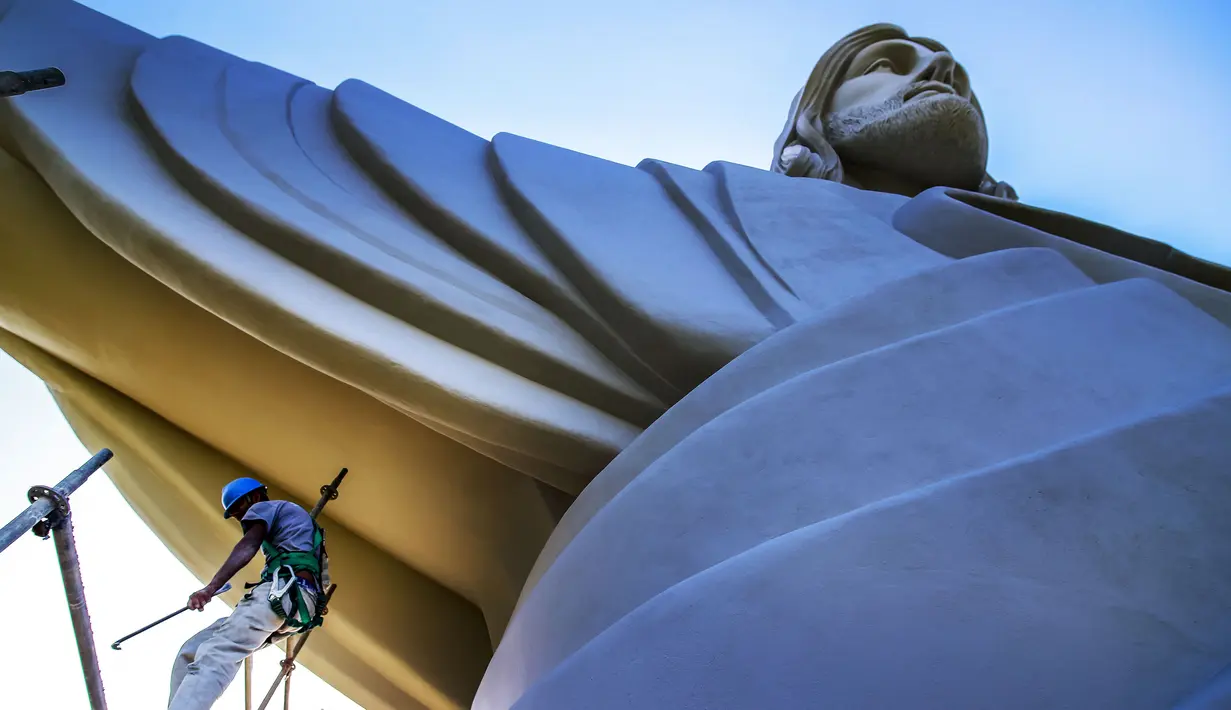 Seorang pekerja terlihat dekat patung Christ the Protector yang sedang dibangun di Encantado, negara bagian Rio Grande do Sul, Brasil, pada 29 Oktober 2021. Patung itu akan lebih besar dari Christ the Redeemer milik Rio de Janeiro dan menjadi tertinggi ketiga di dunia. (SILVIO AVILA / AFP)