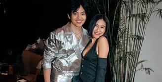 Berpose bersama sang kekasih, Shenina tampil cantik dengan outfit unik, stripes-top berdetail halter-neck dan celana panjang yang senada. Ia padukan dengan sneakers favoritnya yang berwarna hitam-putih. Foto: Instagram.