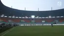 Suasana lapangan saat saat laga Bahrain melawan Korea Utara dihentikan sementara akibat lampu mati pada  PSSI Anniversary Cup 2018 di Stadion Pakansari, Kab Bogor, Kamis (3/5). Laga dimenangkan Bahrain 4-1. (Liputan6.com/Helmi Fithriansyah)
