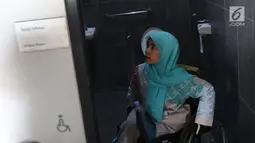 Salah satu penyandang disabilitas mengecek kondisi kamar kecil khusus saat melihat kesiapan venue Asian Para Games 2018 di Jakarta, Jumat (28/9). 41 negara di kawasan Asia akan berlaga di Asian Para Games 2018. (Liputan6.com/Helmi Fithriansyah)