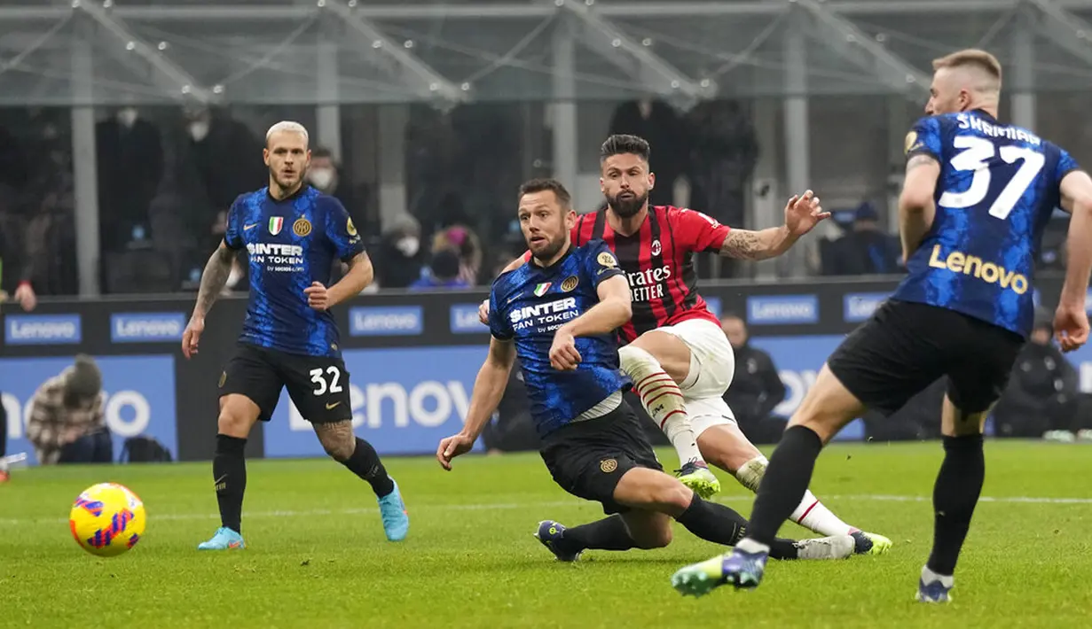 Pemain AC Milan Olivier Giroud (kedua kanan) mencetak gol ke gawang Inter Milan pada pertandingan sepak bola Liga Italia di Stadion San Siro, Milan, Italia, 5 Februari 2022. AC Milan menang 2-1. (AP Photo/Antonio Calanni)