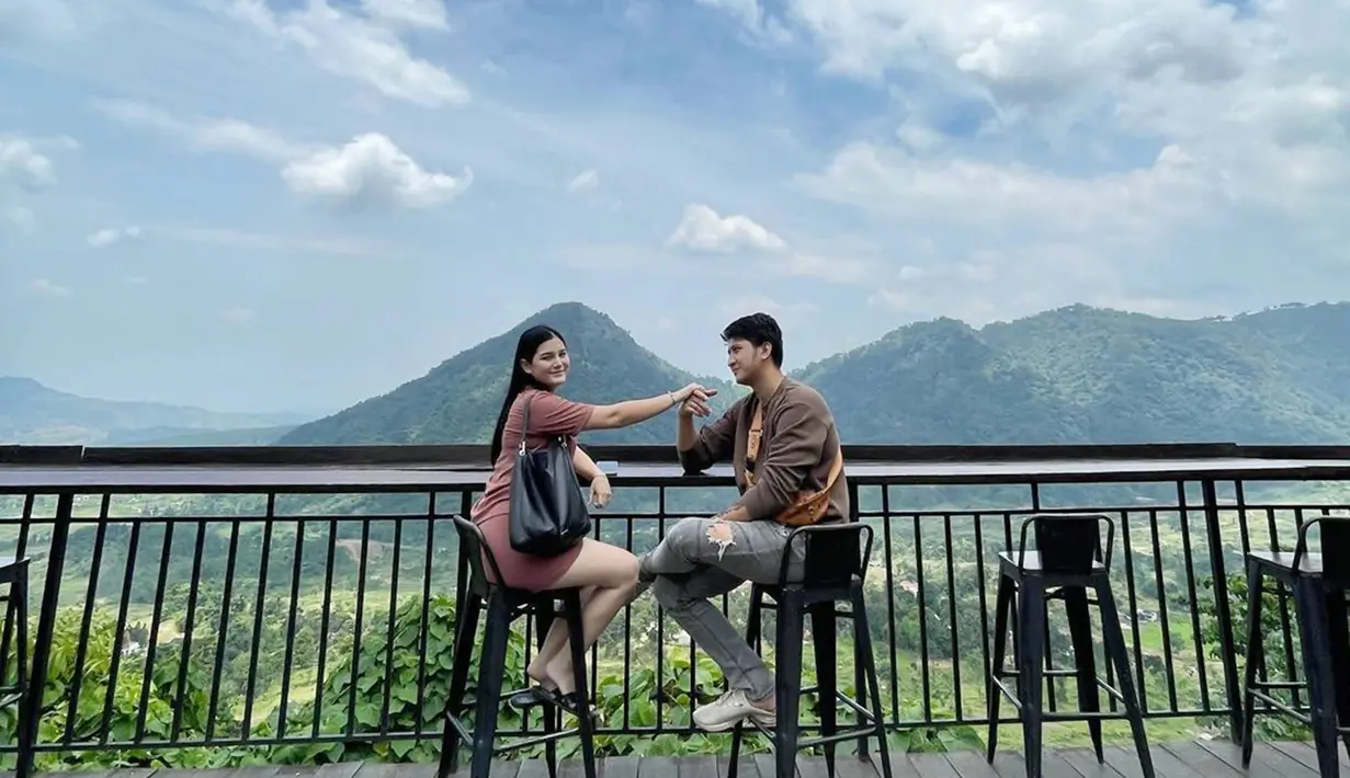 Bak pasangan yang masih pacaran, pasangan aktor dan model asal Malaysia, Aditya Zoni dan Yasmine Ow beberapa waktu belakangan ini mencuri perhatian. Keduanya tampil bak pasangan muda yang tengah asyik pacaran sambil menikmati pemandangan alam. (Liputan6.com/IG/@real_aditya1)
