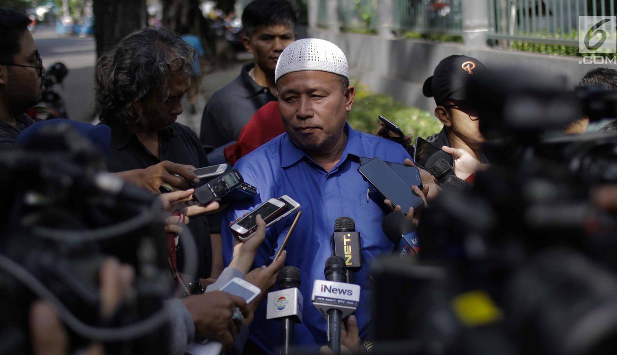 Perwakilan keluarga Nyak Sandang, Maturidi memberikan keterangan kepada awak media di RSPAD Gatot Subroto, Jakarta Pusat, Sabtu (31/3). Maturidi mengatakan penglihatan Nyak Sandang (91) mulai membaik pascaoperasi katarak. (Liputan6.com/Faizal Fanani)