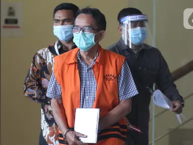 Mantan Direktur Utama PTDI, Budi Santoso (tengah) dikawal petugas jelang meninggalkan Gedung KPK Jakarta, Senin (7/9/2020). KPK memperpanjang masa penahanan Direktur Utama PTDI, Budi Santoso. (Liputan6.com/Helmi Fithriansyah)