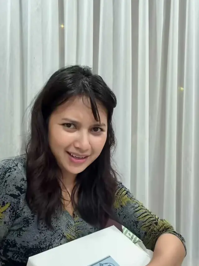 Mengintip Isi Kado Arie Kriting untuk Indah Permatasari di Momen Anniversary