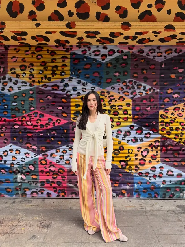 Gaya Kasual Beby Tsabina Liburan di Thailand, Tampil Cerah dengan Paduan Warna Pastel yang Fresh