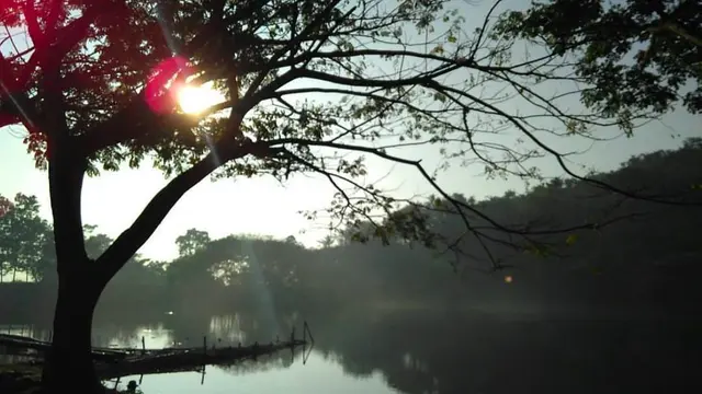 Situ Sipatahunan. Selain keindahan Situ nya di sekitaran Situ terdapat 2 gunung yg dapat dikunjungi pecinta alam yaitu Gunung Koromong & Gunung Kakapa.
