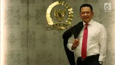 Ketua DPR Bambang Soesatyo saat sesi foto usai terpilih sebagai Ketua DPR yang baru menggantikan Setya Novanto di Kompleks Parlemen, Senayan, Jakarta, Rabu (17/1). Bambang menyatakan akan mendukung kinerja pemerintah. (Liputan6.com/JohanTallo)