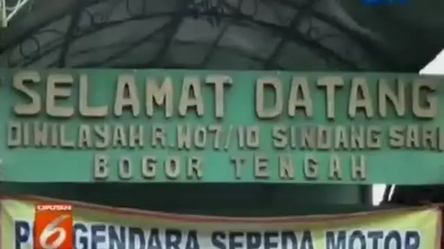 Presiden Joko Widodo bagi-bagikan sembako dan uang tunai kepada warga Bogor, Jawa Barat. 