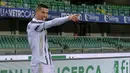 Striker Juventus, Cristiano Ronaldo, melakukan selebrasi usai mencetak gol ke gawang Hellas Verona pada laga Liga Italia di Stadion Marc'Antonio Bentegodi, Minggu (28/2/2021). Kedua tim bermain imbang 1-1. (Paola Garbuio/LaPresse via AP)