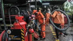 Petugas PPSU menyiapkan perlengkapan SAR saat kegiatan antisipasi banjir di Posko Siaga Bencana Kelurahan Sunter Agung, Jakarta, Senin (18/10/2021). Kegiatan dalam rangka memeriksa kesiapan tim dan perlengkapan SAR untuk penanganan banjir saat musim penghujan. (merdeka.com/Iqbal S. Nugroho)