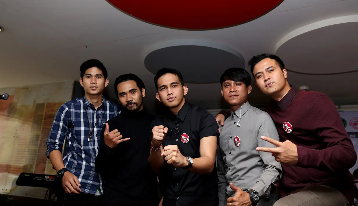 'Setelah bangun, saya baru sadar kalau hari itu istri saya ulang tahun, dan saya nggak kasih ucapan selamat,' kata Naga, di kawasan Tugu Tani, Jakarta Pusat, Jumat (23/10/2015). (Andy Masela/Bintang.com)