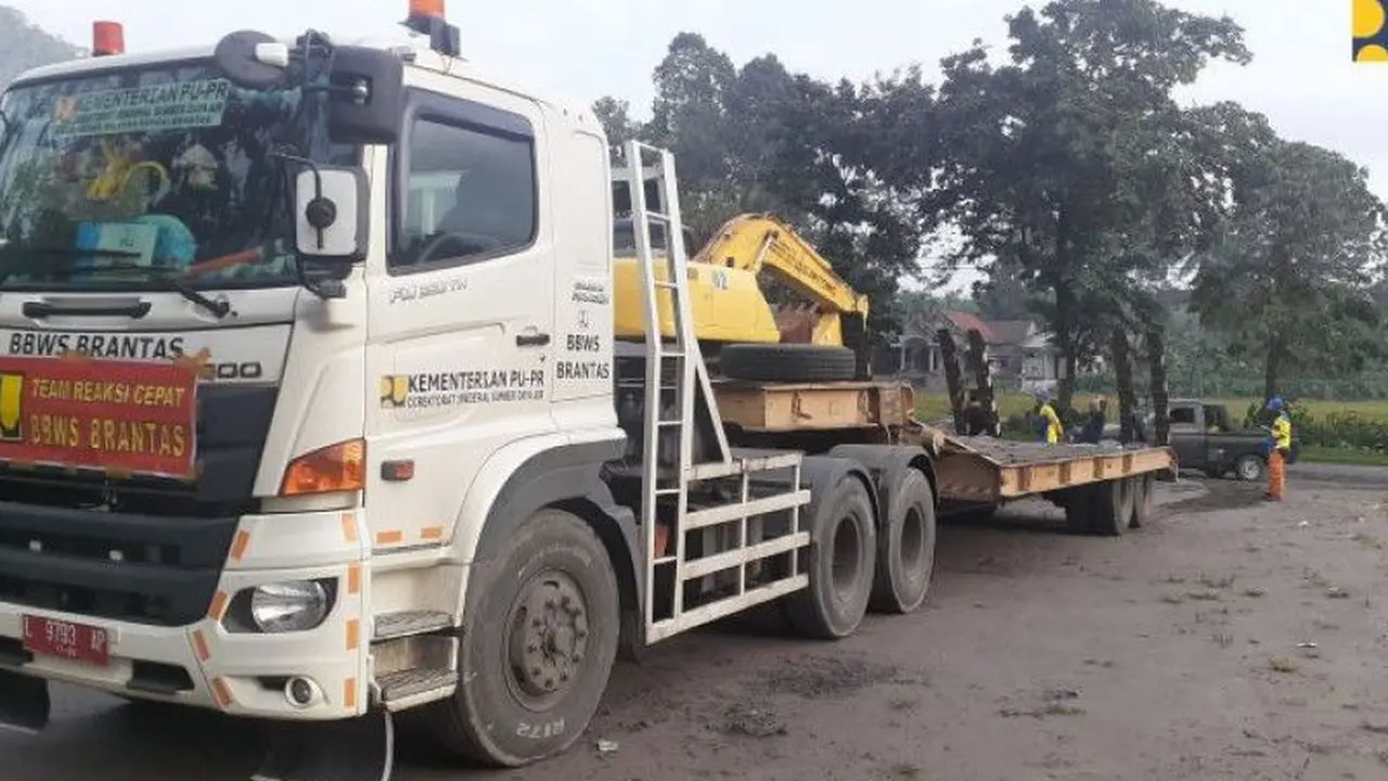 Kementerian PUPR menerjunkan tim tanggap darurat dan alat berat sebagai bentuk gerak cepat membantu warga terdampak erupsi Gunung Semeru. Foto: PUPR