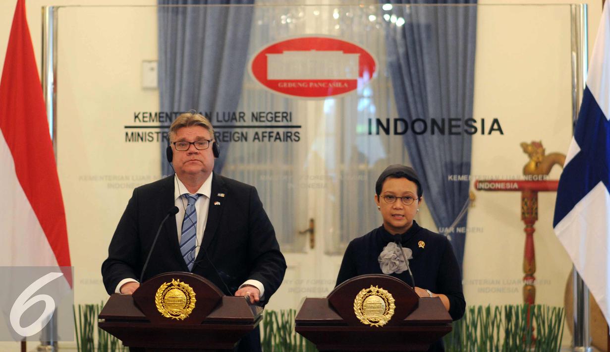 Menlu RI, Retno Marsudi (kanan) memberikan keterangan usai mengadakan pertemuan dengan Menlu Finlandia, Timo Soini di Jakarta, Senin (2/11/2015). Pertemuan membahas rencana kedatangan Presiden Finlandia ke Indonesia. (Liputan6.com/Helmi Fithriansyah)