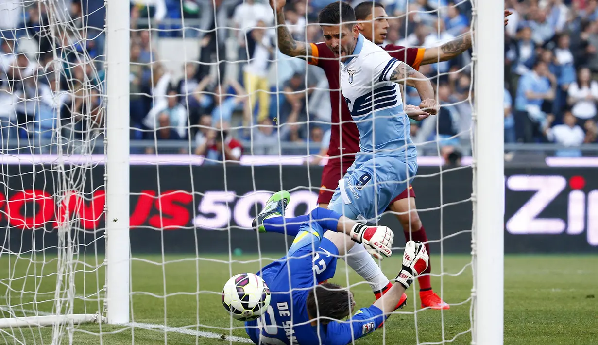 Kiper AS Roma, Morgan De Sanctis gagal menghalau sundulan penyerang Lazio Filip Djordjevic pada laga liga Serie A italia di Stadion Olimpico, Itali, Selasa dini hari (26/5/2015). Lazio menyerah 0-1 dari AS Roma. (Reuters/Tony Gentile)