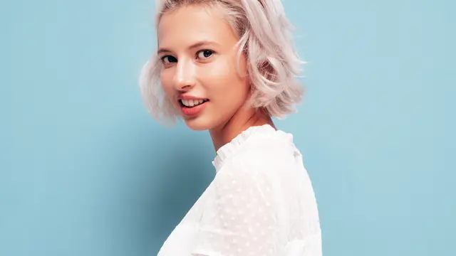 Seorang perempuan denga rambut pendek berwarna platinum blonde (Foto Dok: Freepik/hayalex)