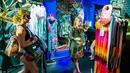 100 pelanggan pertama berhak memilih dan mendapatkan pakaian gratis dari gerai Desigual yang sedang melakukan promo penjualan musim panas di Berlin, Jerman, (20/6/2014). (REUTERS/Thomas Peter)
