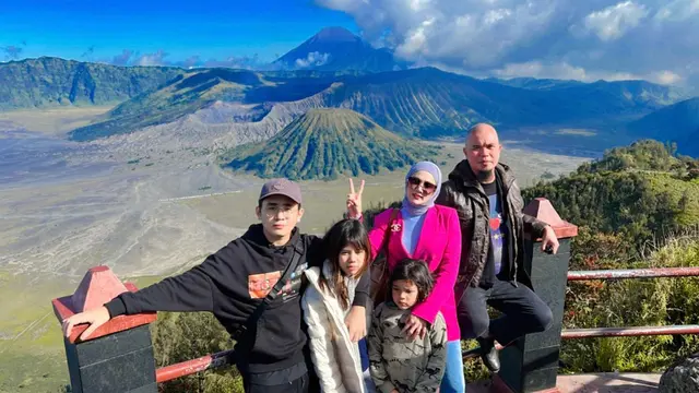 6 Potret Liburan Mulan Jameela dan Ahmad Dhani Ke Bromo Bersama Buah Hati