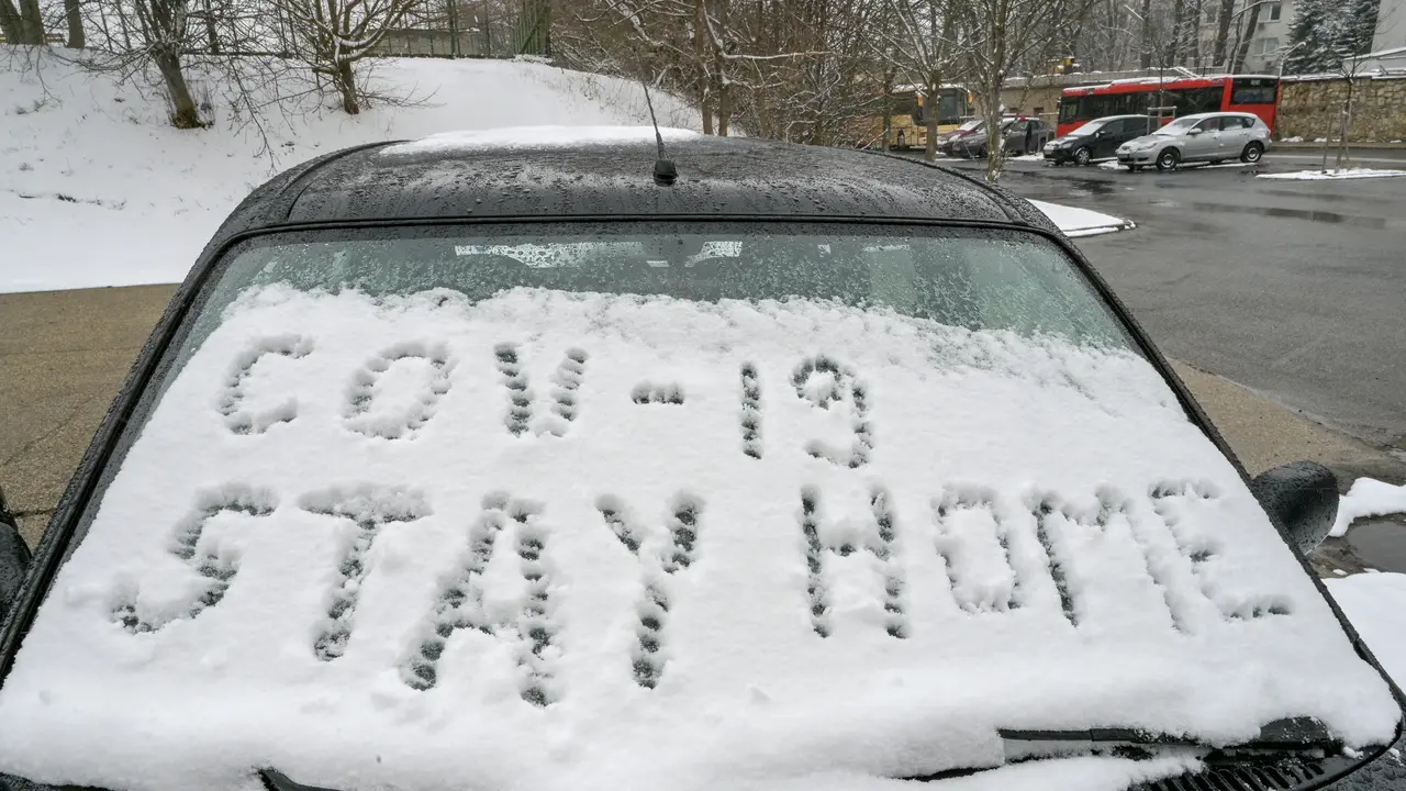 kata-kata "Kata-kata "COV-19 STAY HOME" ditulis di salju di kaca mobil di Budapest Hongaria pada 23 Maret 2020. (Attila Kisbenedek / AFP)COV-19 STAY HOME" ditulis di salju di kaca mobil pada 23 Maret 2020 di Budapest. ATTILA KISBENEDEK / AFP