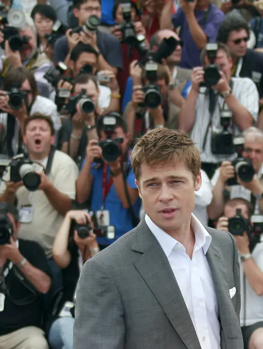 Penyebab utama kesedihan Pitt adalah gugatan cerai yang diajukan Jolie. Sudah dua minggu gugatan cerai diajukan Jolie, Pitt selalu berusaha mencari jalan keluar untuk mengatasinya. (AFP/Bintang.com)