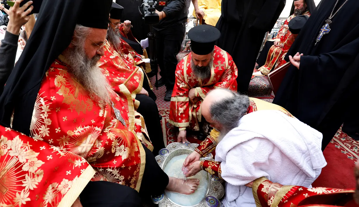 Patriark Teofilos III dari Yerusalem melakukan upacara cuci kaki tradisional di depan Gereja Makam Suci, Yerusalem (5/4). Ritual ini dilakukan setiap tahun pada Maundy atau Kamis Suci. (AFP Photo/Gali Tibbon)