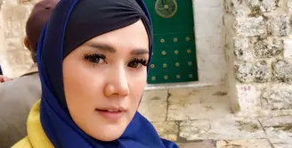 Mulan Jameela baru-baru ini menuai pujian publik lantaran penampilannya yang berbeda. Melakukan perjalanan liburan ke Jerusalem, Mulan begitu memesona dengan balutan hijabnya. (Instagram/mulanjameela1)