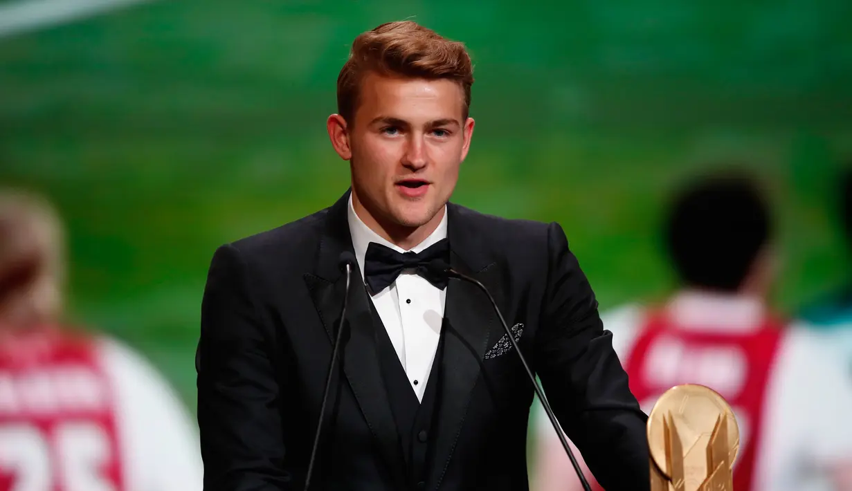 Pemain Juventus Matthijs de Ligt memberi sambutan saat memenangkan Kopa Trophy pada malam penghargaan Ballon d'Or 2019 di Chatelet Theatre, Paris, Prancis, Senin (2/12/2019). De Ligt dinobatkan sebagai pemain muda U21 terbaik di dunia. (AP Photo/Francois Mori)