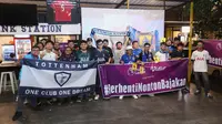 Dua komunitas suporter Tottenham Hotspur dan Everton berfoto bersama setelah berakhirnya acara Roaring Night pertandingan Liga Inggris 2023/2024 antara Everton kontra Tottenham Hotspur yang diselenggarakan di Pitch 98 Kemang, Jakarta Selatan, Sabtu (3/2/2024) malam. (Bola.com/M Iqbal Ichsan)