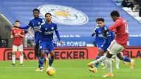 Striker Manchester United, Marcus Rashford, melepaskan tendangan saat melawan Leicester City pada laga Liga Inggris di Stadion King Power, Sabtu (26/12/2020). Kedua tim bermain imbang 2-2. (AFP/Glyn Kirk)