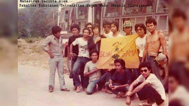 Pose Jokowi Muda Berjongkok di Gunung Kerinci