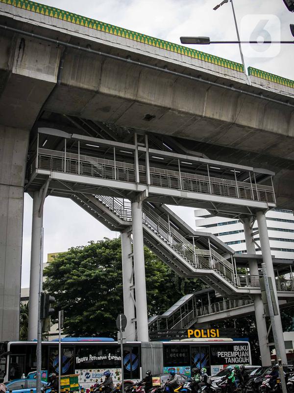 Kendaraan melintas di bawah halte Transjakarta CSW di Jalan Sisingamangaraja, Jakarta, Rabu (15/1/2020).  Sejak jalur layang TransJakarta koridor 13 diresmikan pada tahun 2017, halte itu tak kunjung beroperasi karena terlalu tinggi dan dapat membahayakan para pengguna. (Liputan6.com/Faizal Fanani)
