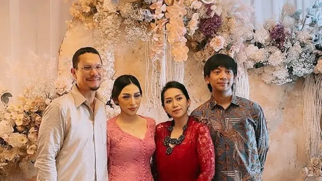 Potret Angga Puradiredja, Dewi Andarini, dan kerabat (Sumber: Instagram/marleneartha dan Instagram/dewiandarini)