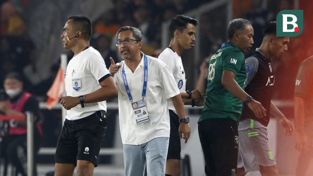 Foto: Momen Ketika Aji Santoso Murka dengan Keputusan Wasit saat Persebaya Menghadapi Persija