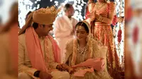 Kresha merajutkan kenangan cinta antara dia dan Vanraj, pada lehenga (rok) pernikannya. Dia membordirkan kisah cinta mereka (Huffingtonpost.com).