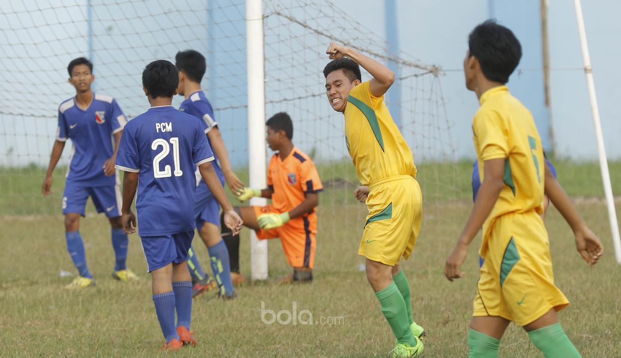 Pemain Persija U-17, Widianto, melakukan selebrasi usai mencetak gol ke gawang PCM di Stadion Cendrawasih, Jakarta, Senin, (24/7/2017). Persija Muda gagal lolos fase grup Piala Suratin setelah bermain imbang 1-1 melawan PCM. (Bola.com/M Iqbal Ichsan)