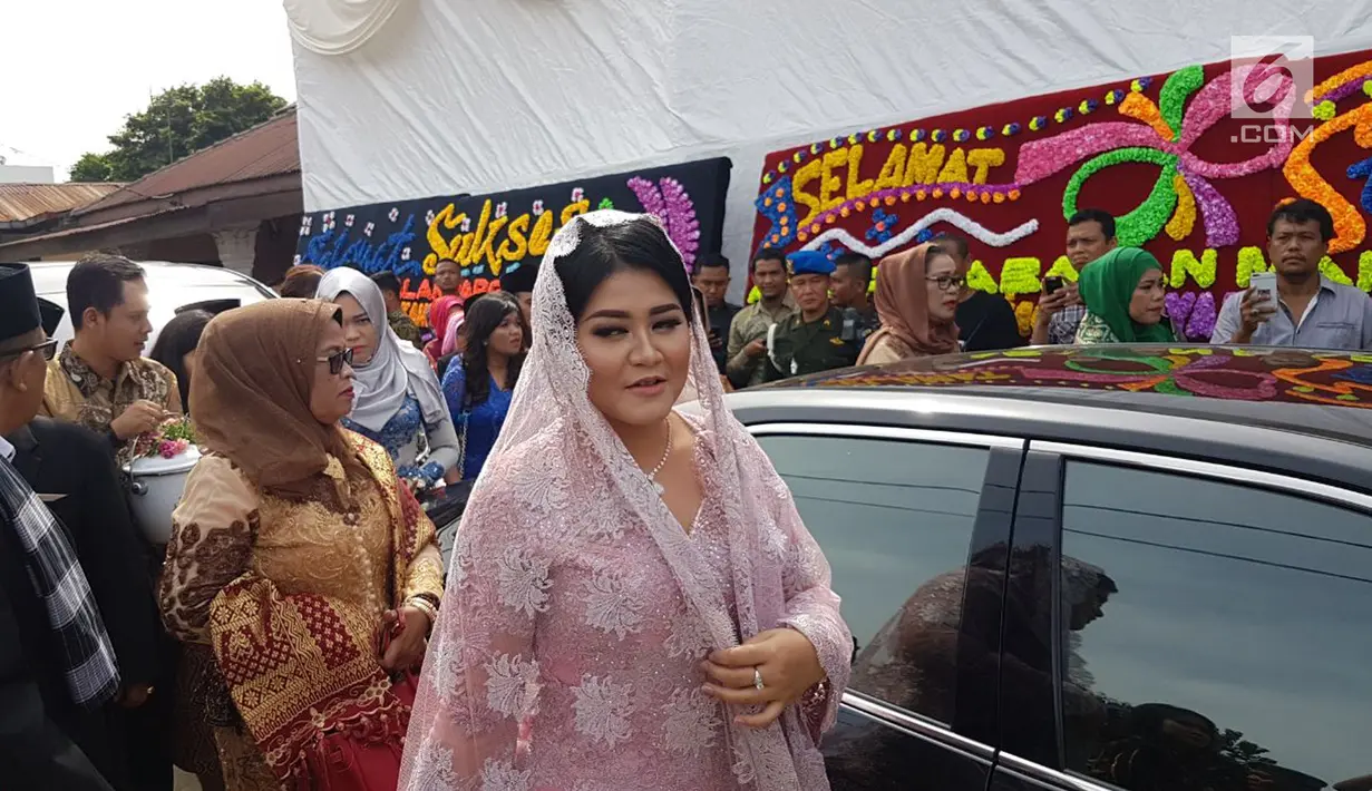 Putri Presiden Jokowi, Kahiyang Ayu tiba di lokasi acara pemberian marga, di rumah salah satu paman Bobby Nasution, di Medan Johor, Selasa (21/11). Berbalut kebaya pink pastel, penampilan Kahiyang berbeda dari biasanya. (Liputan6.com/Aditya Eka Prawira)