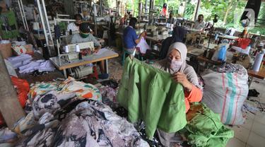 Warga menyelesaikan pembuatan baju di sebuah usaha konveksi milik Enca di Desa Curug, Bogor, Jawa Barat, Kamis (4/3/2021). Di tengah pandemi covid-19 yang menyebabkan bisnis konveksi menurun, UMKM konveksi di desa ini mampu bertahan dan mengembangkan produksinya. (merdeka.com/Arie Basuki)