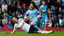 Gelandang Manchester City, David Silva (kiri) saat dilanggar oleh pemain Tottenham Harry Kane pada Laga Liga Premier Inggris di Stadion White Hart Lane, Inggris, Minggu (3/5/2015). Manchester City menang 1-0 atas Tottenham Hotspur. (Reuters/Eddie Keogh)